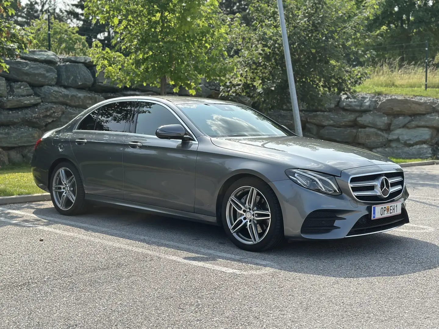 Mercedes-Benz E 220 d *AMG-Line, Burmester, Memory, Distronic, 360°* Grau - 1