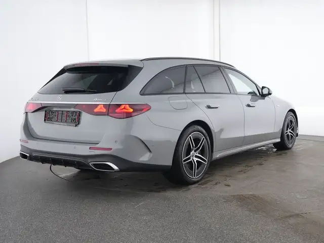 Mercedes-Benz E 300 de 4MATIC T mit EQ Hybrid Technologie Ansicht 2