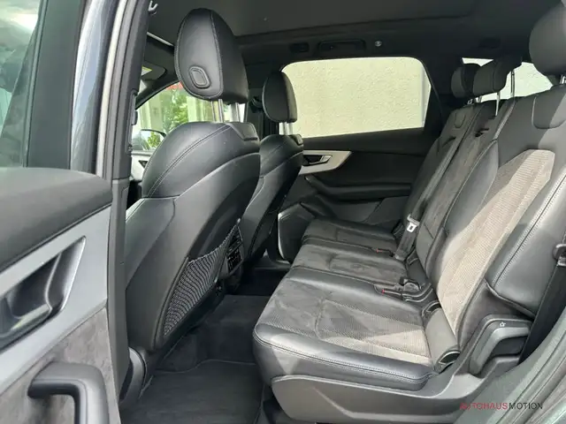 Audi SQ7 view 11