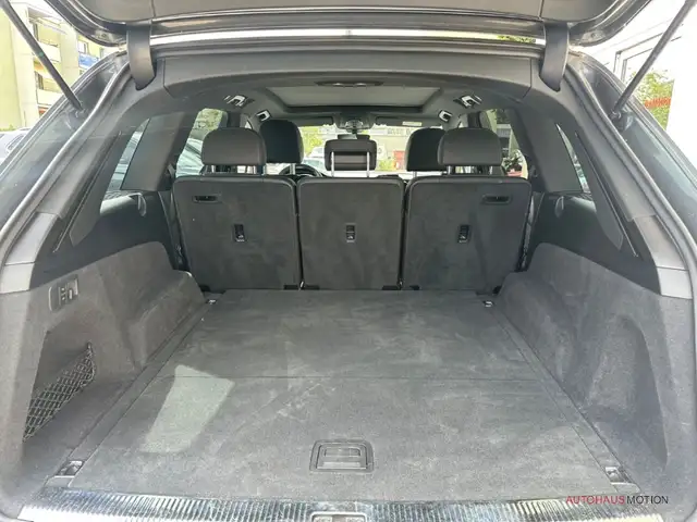 Audi SQ7 view 12