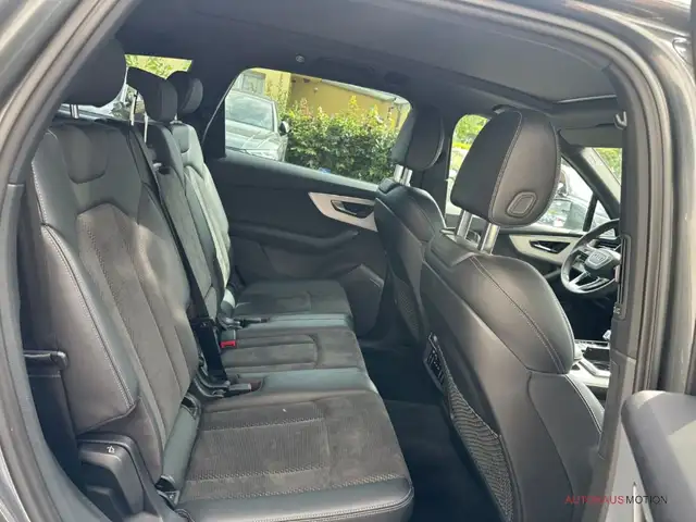 Audi SQ7 view 14
