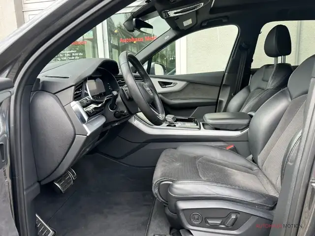 Audi SQ7 view 10