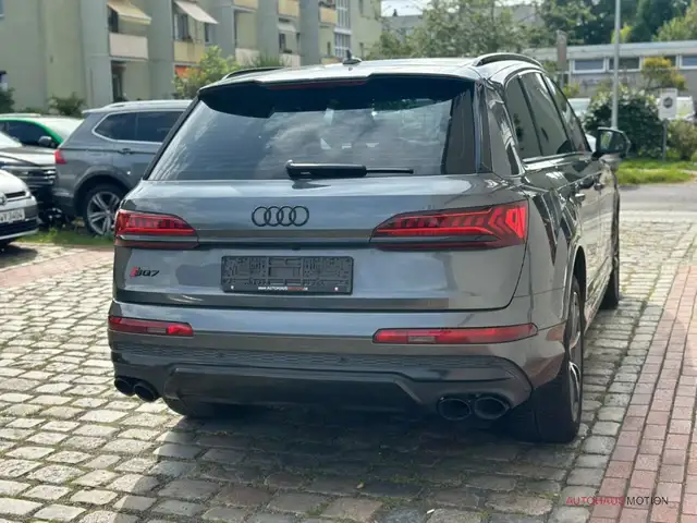 Audi SQ7 view 5