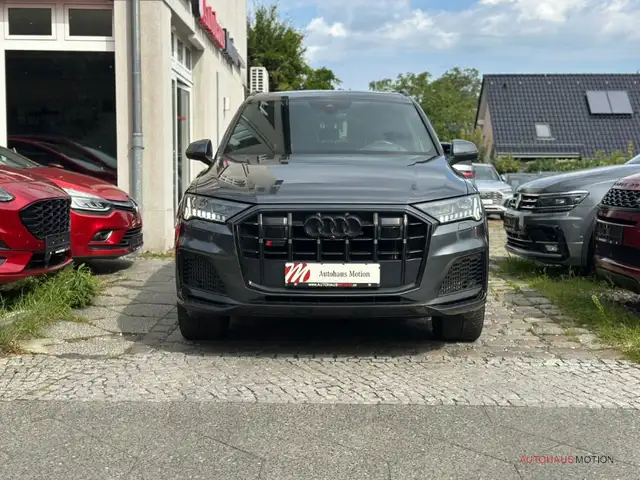 Audi SQ7 view 3