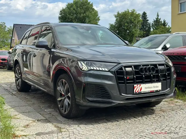 Audi SQ7 view 4