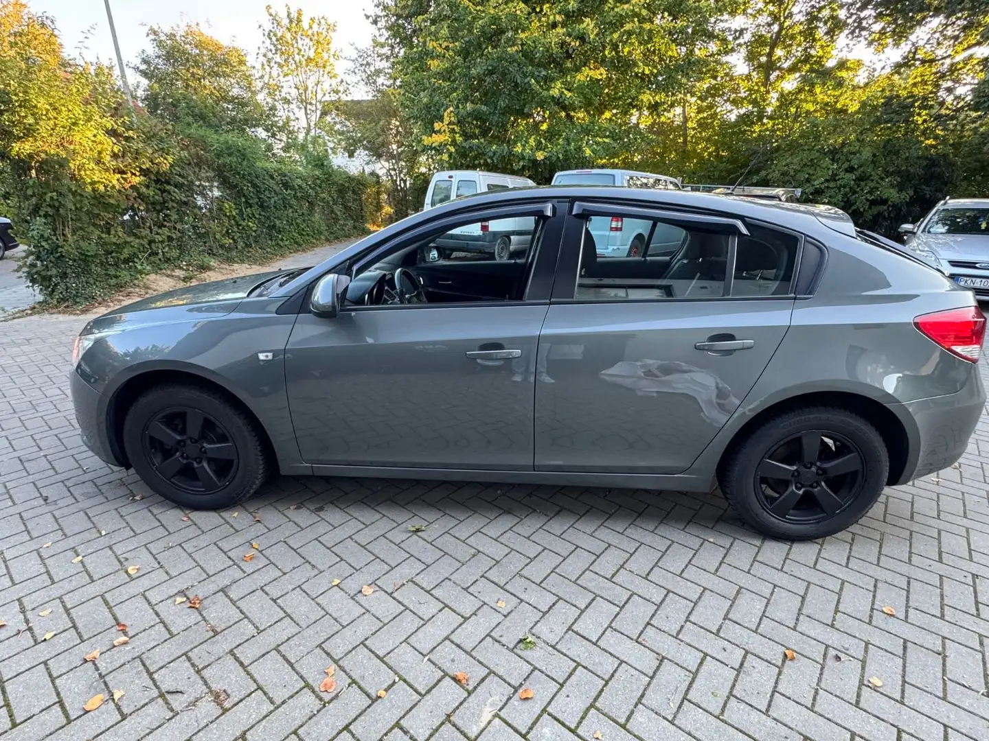 Chevrolet Cruze Hatchback LT / TÜV NEU Gris - 2
