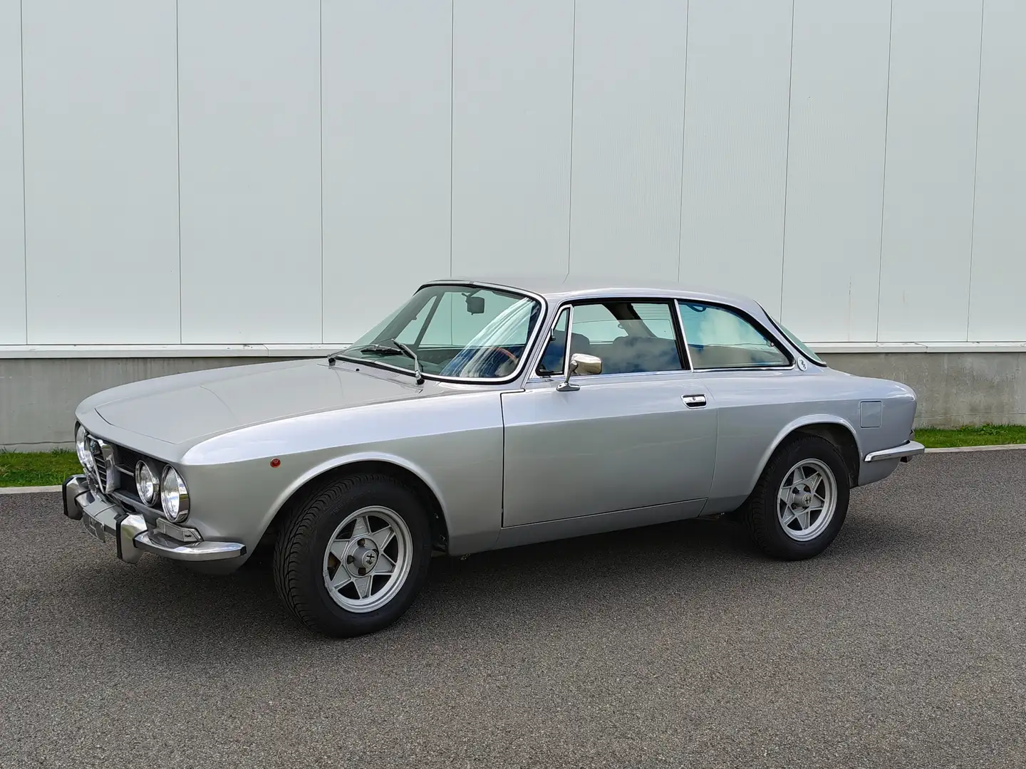 Alfa Romeo 2000 GT Veloce Stříbrná - 1