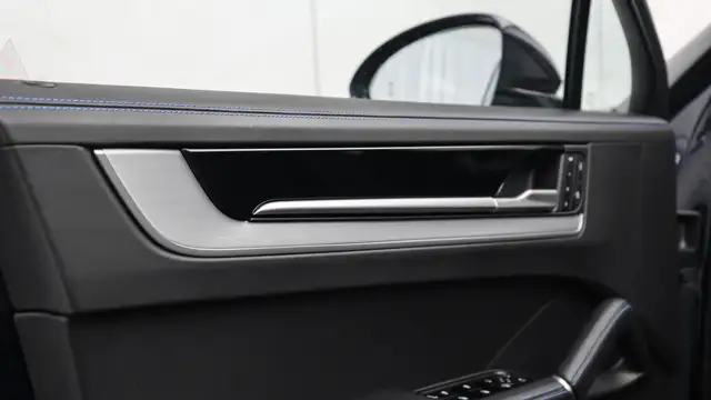 Porsche Cayenne view 22