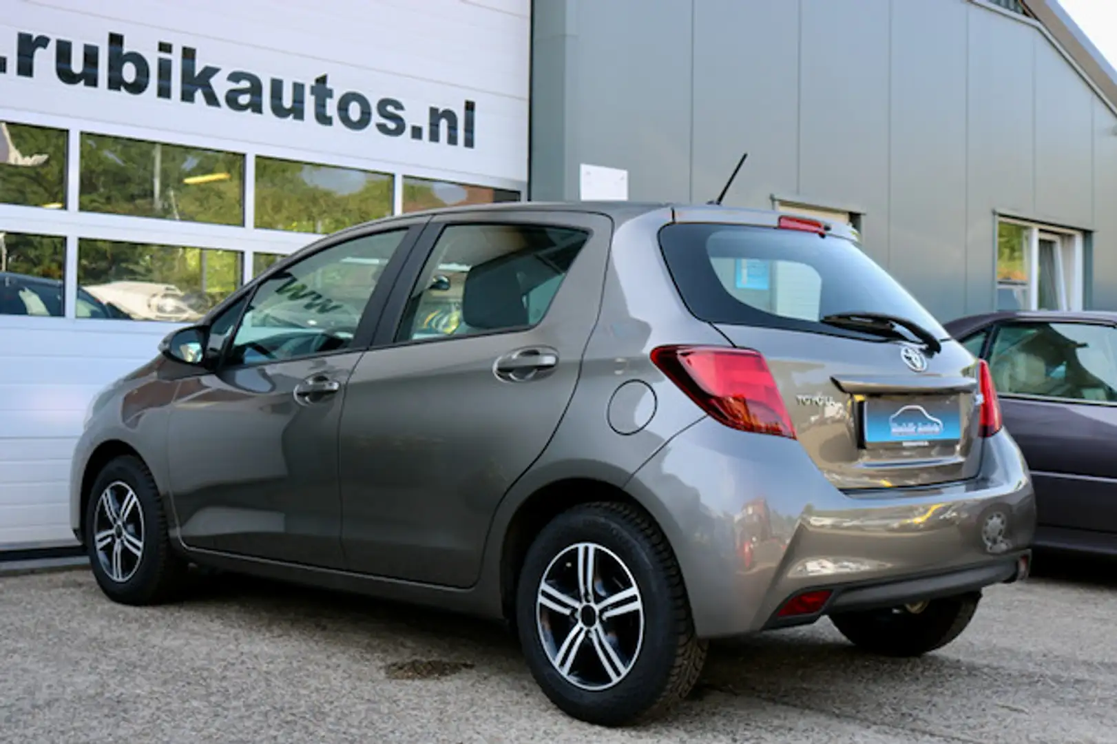 Toyota Yaris 1.0 VVT-i Trend|Camera|Navi|2017 Grijs - 2