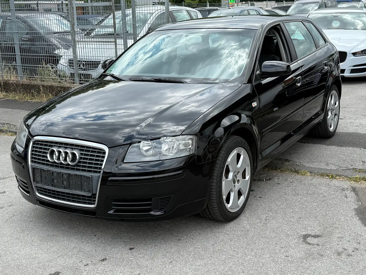 Audi A3 1.6 Attraction 75 KW Scheckheft gepflegt Schwarz - 1