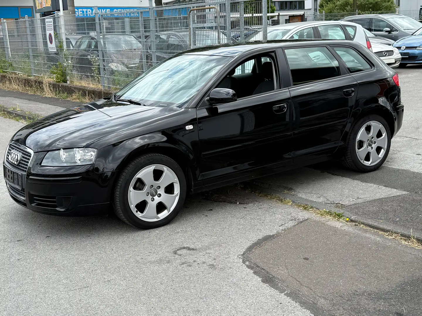 Audi A3 1.6 Attraction 75 KW Scheckheft gepflegt Schwarz - 2