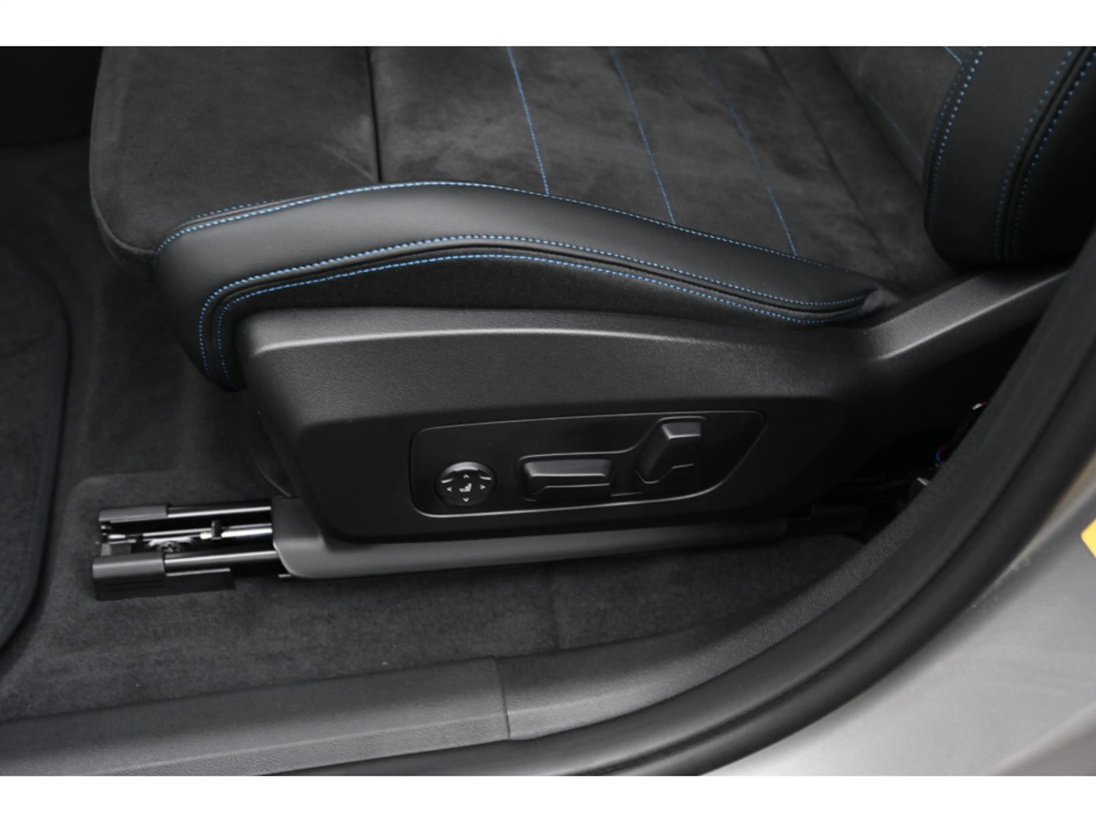 BMW iX1 eDrive20 M Sport / Panoramadak / Trekhaak / Sports — photo 12