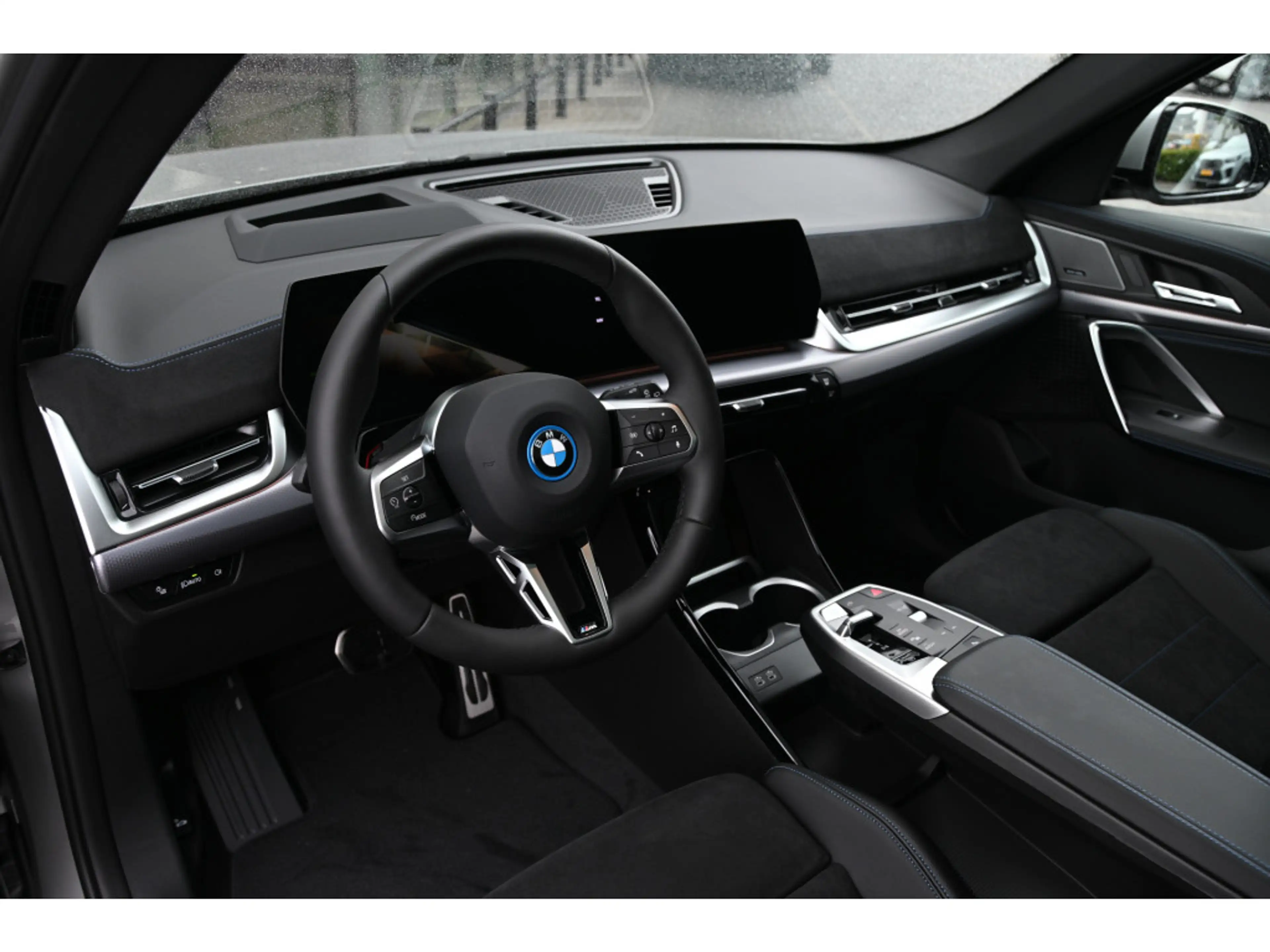 BMW iX1 eDrive20 M Sport / Panoramadak / Trekhaak / Sports — photo 2