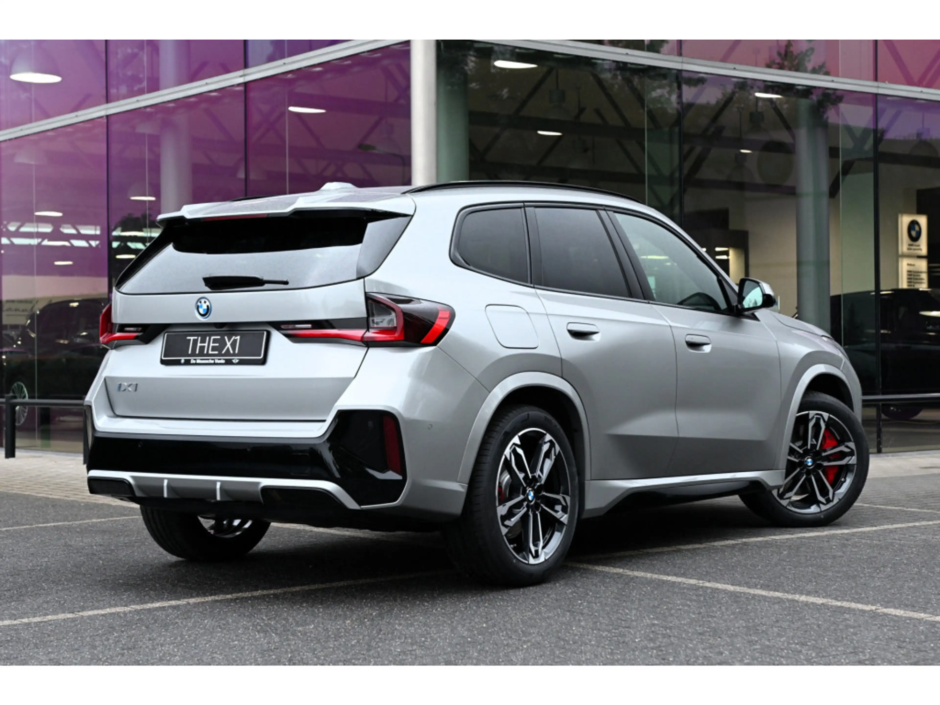 BMW iX1 eDrive20 M Sport / Panoramadak / Trekhaak / Sports — photo 3