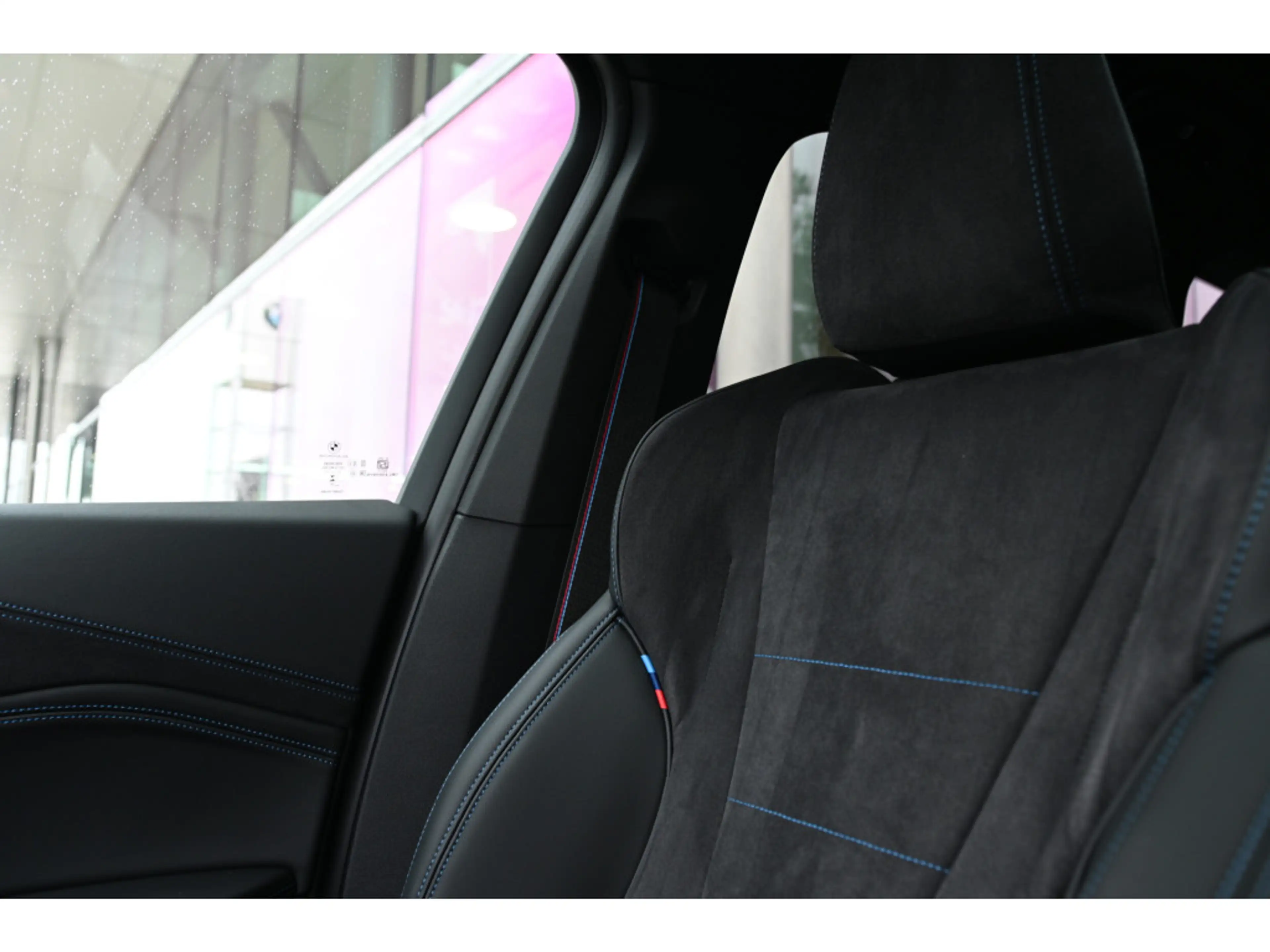 BMW iX1 eDrive20 M Sport / Panoramadak / Trekhaak / Sports — photo 10