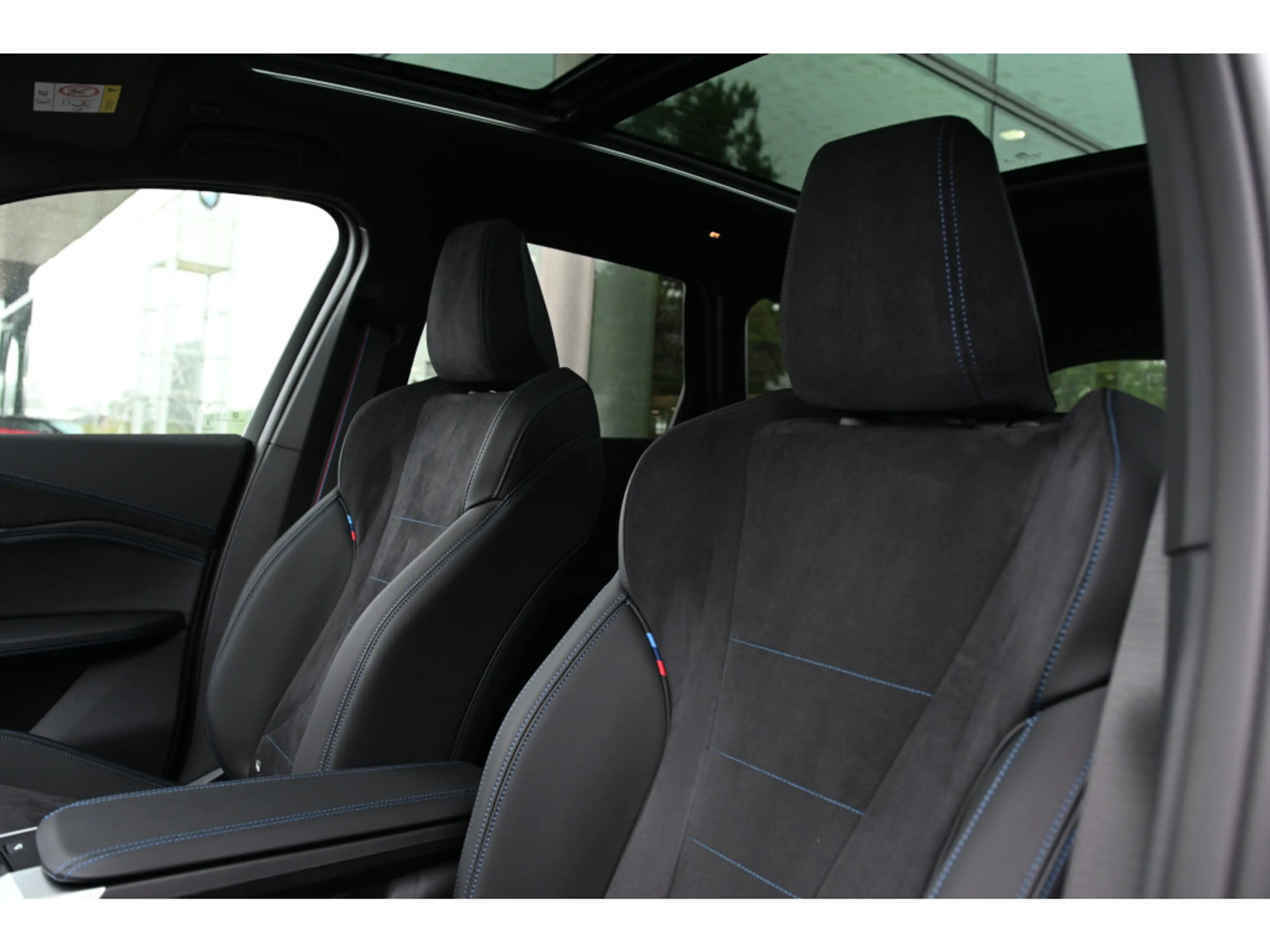 BMW iX1 eDrive20 M Sport / Panoramadak / Trekhaak / Sports — photo 4