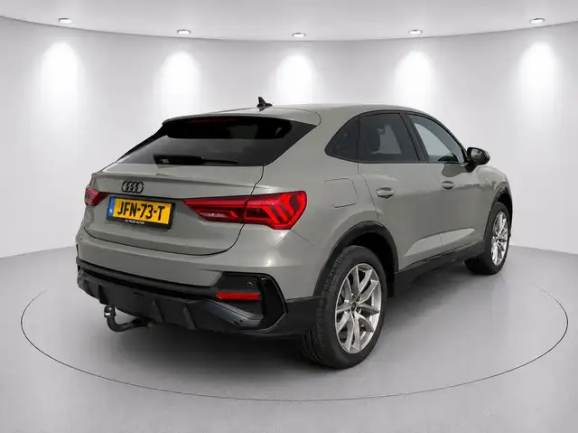 Audi Q3 view 3