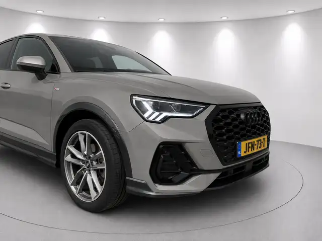 Audi Q3 view 11