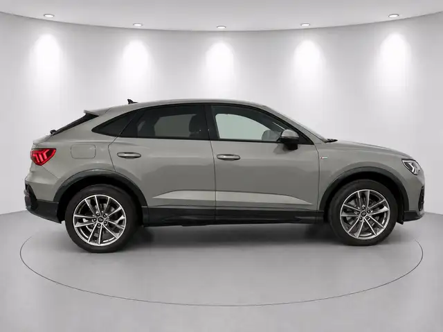 Audi Q3 view 8
