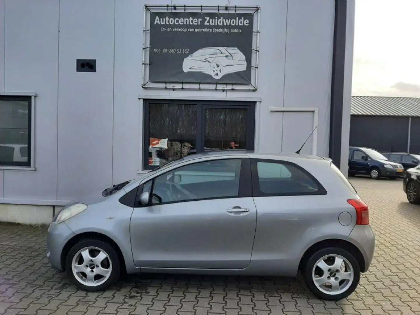 Toyota Yaris 1.3 VVTi Sol airco cv nap apk 10-2026 nw model Grijs - 2