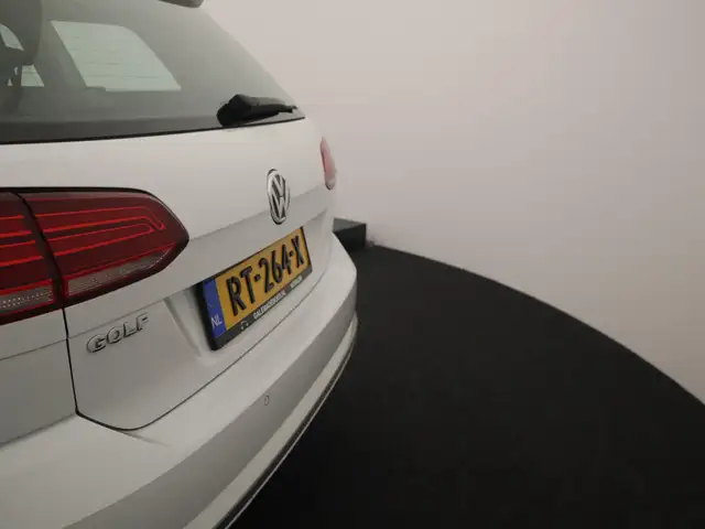 Volkswagen Golf view 5