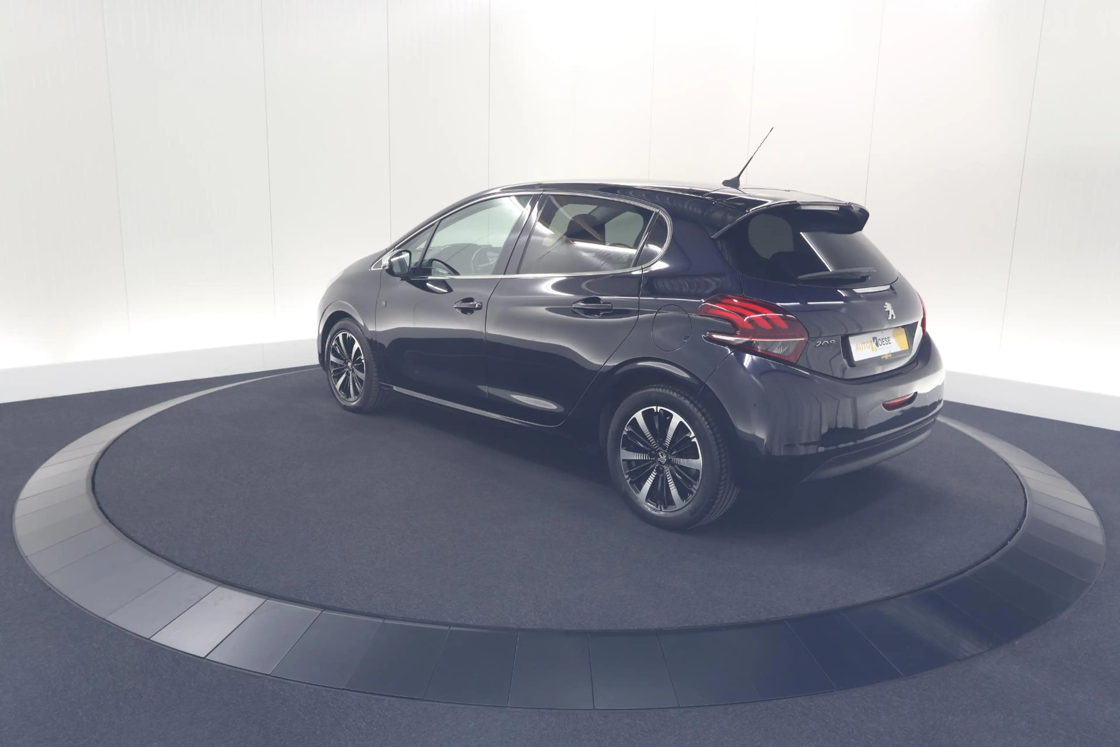 Peugeot 208 PureTech 110 PK Tech Edition | Camera | Apple Carp — photo 13