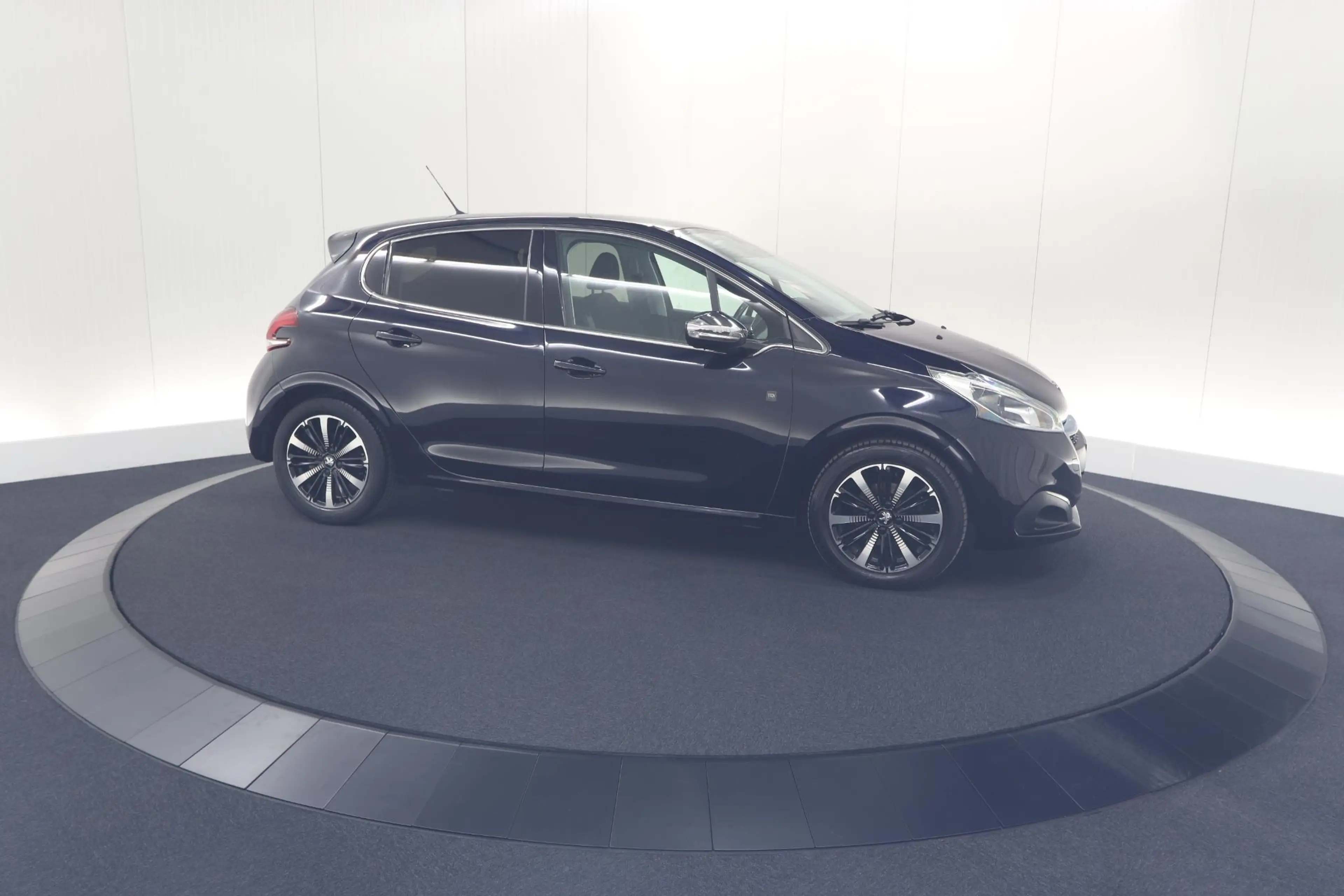 Peugeot 208 PureTech 110 PK Tech Edition | Camera | Apple Carp — photo 8