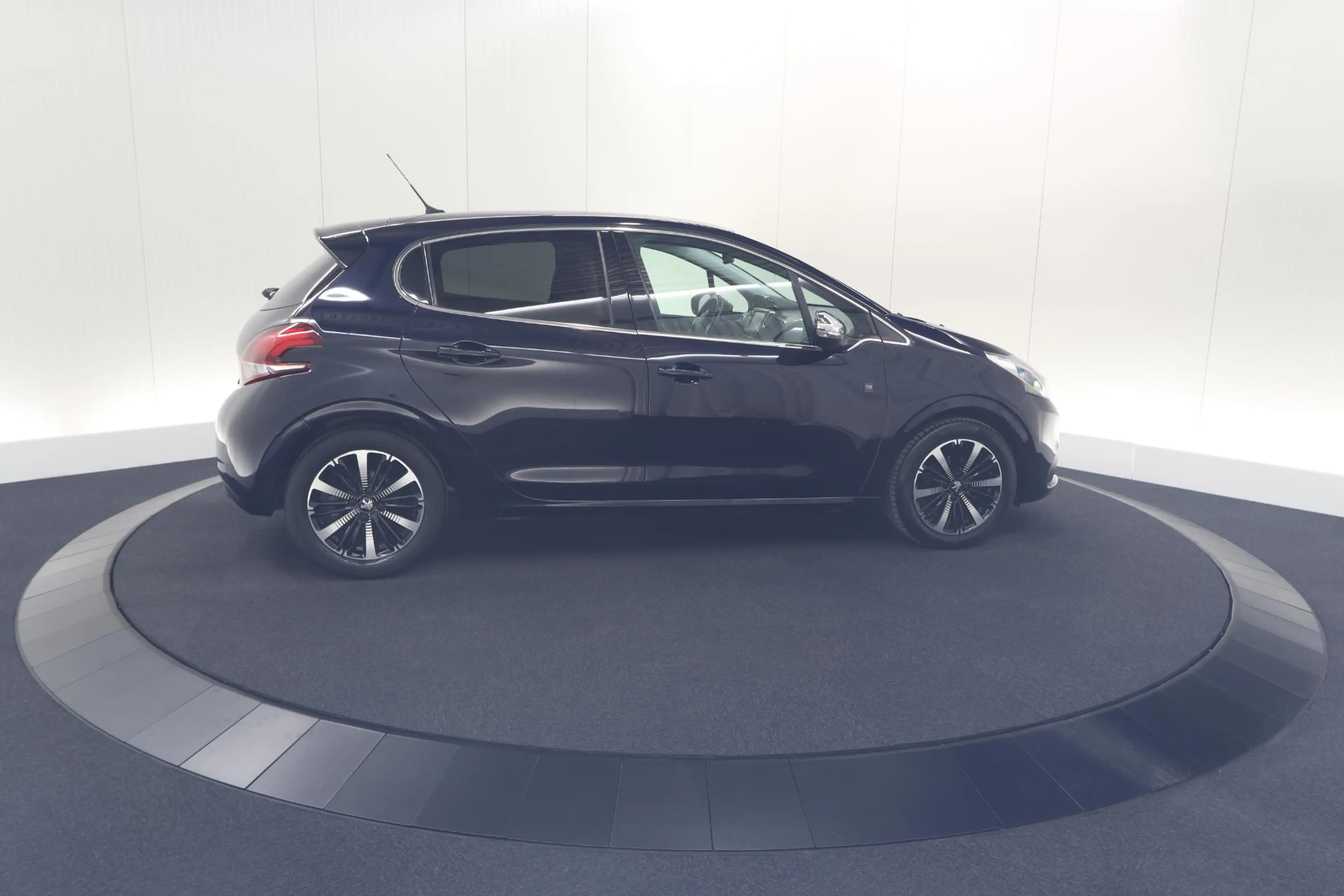 Peugeot 208 PureTech 110 PK Tech Edition | Camera | Apple Carp — photo 9