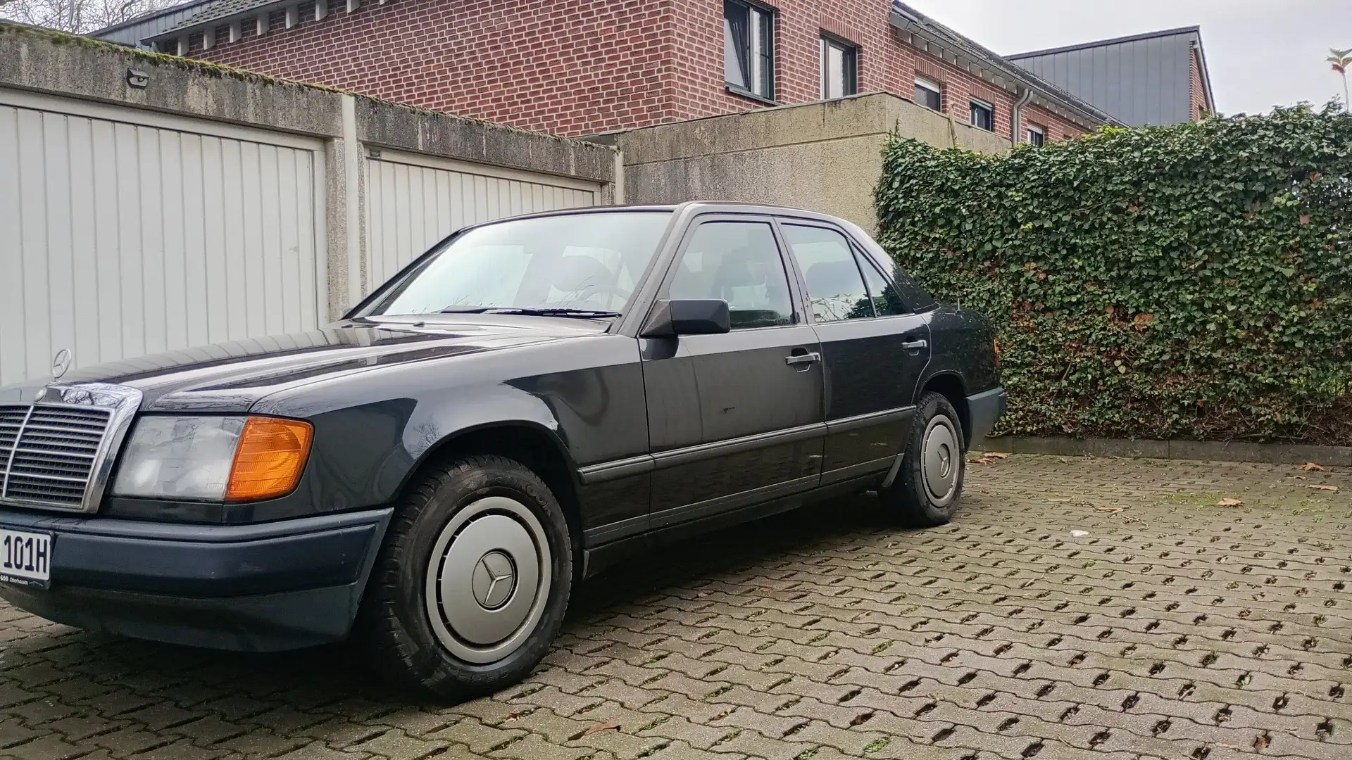Mercedes-Benz E 230 OLDTIMERE MIT H-KENNZEICHEN Black - 1