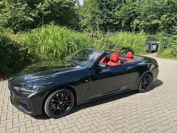 M440i Schwarzes Cabrio mit markantem roten Leder
