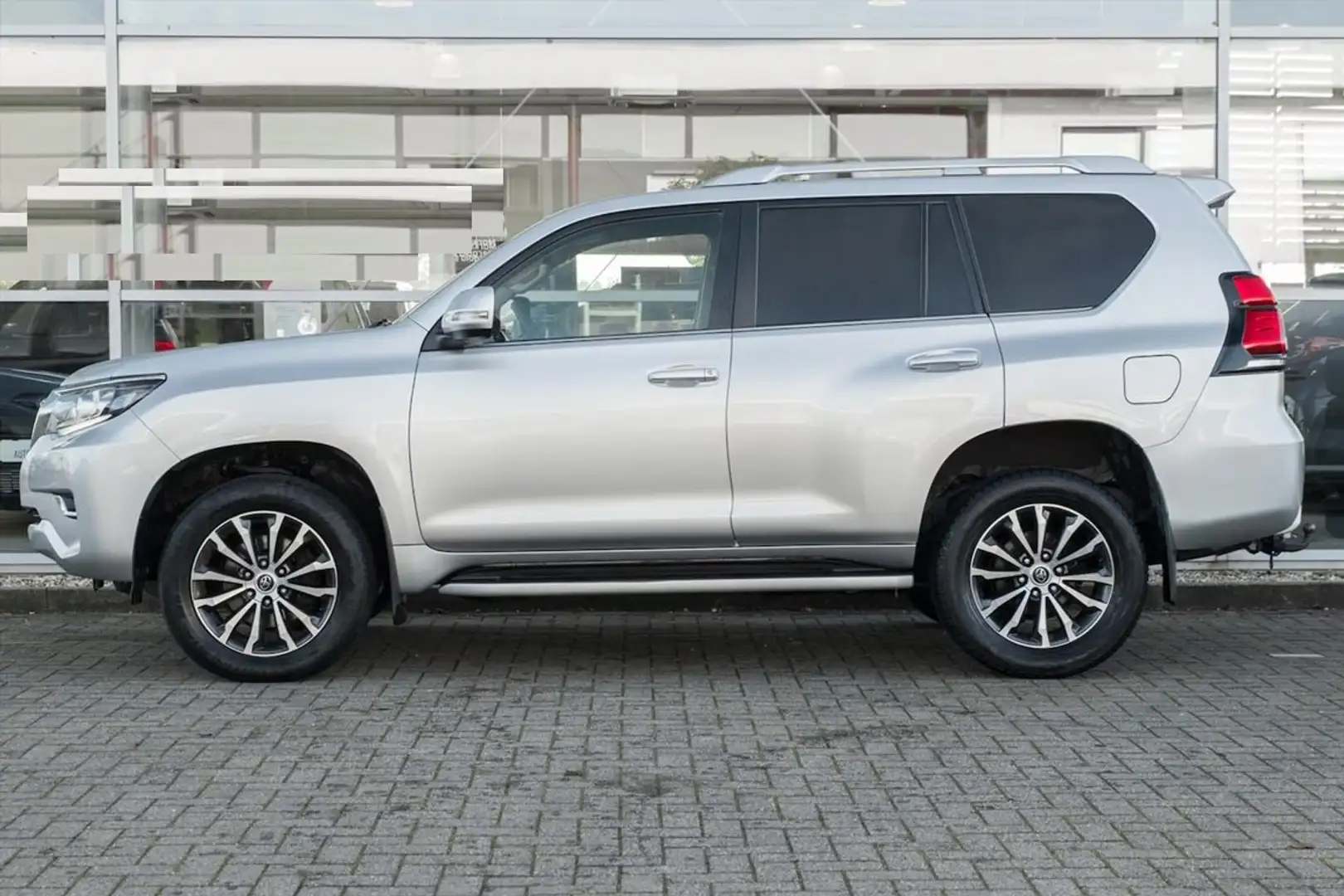 Toyota Land Cruiser +98598 km+ Land Cruiser 5p 2.8 d-4d Lounge+ auto Grey - 2