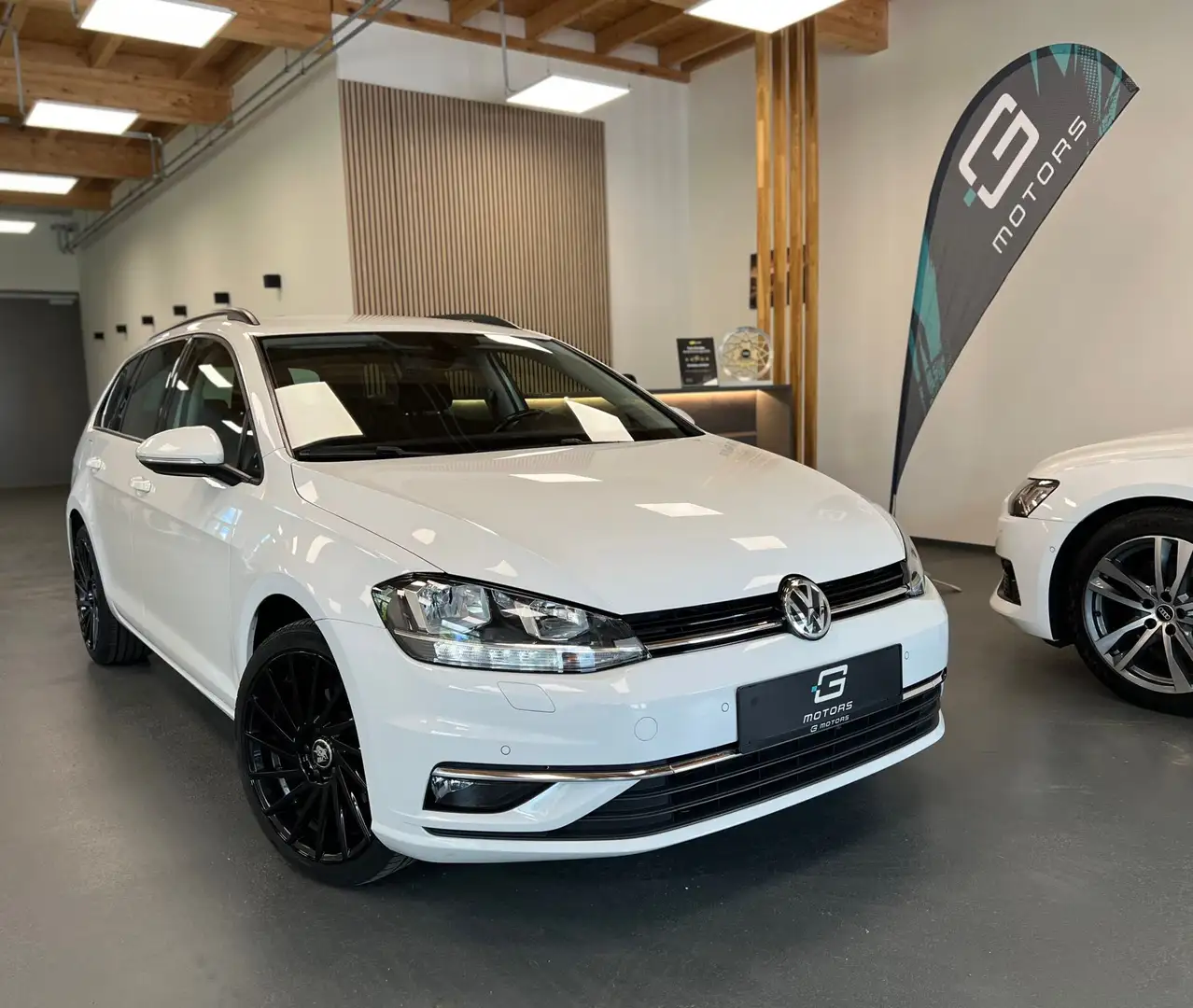 Volkswagen Golf 1,6 TDI COMFORTLINE AHK VIRTUAL RFK 18 ZOLL Kombi Weiß - 1