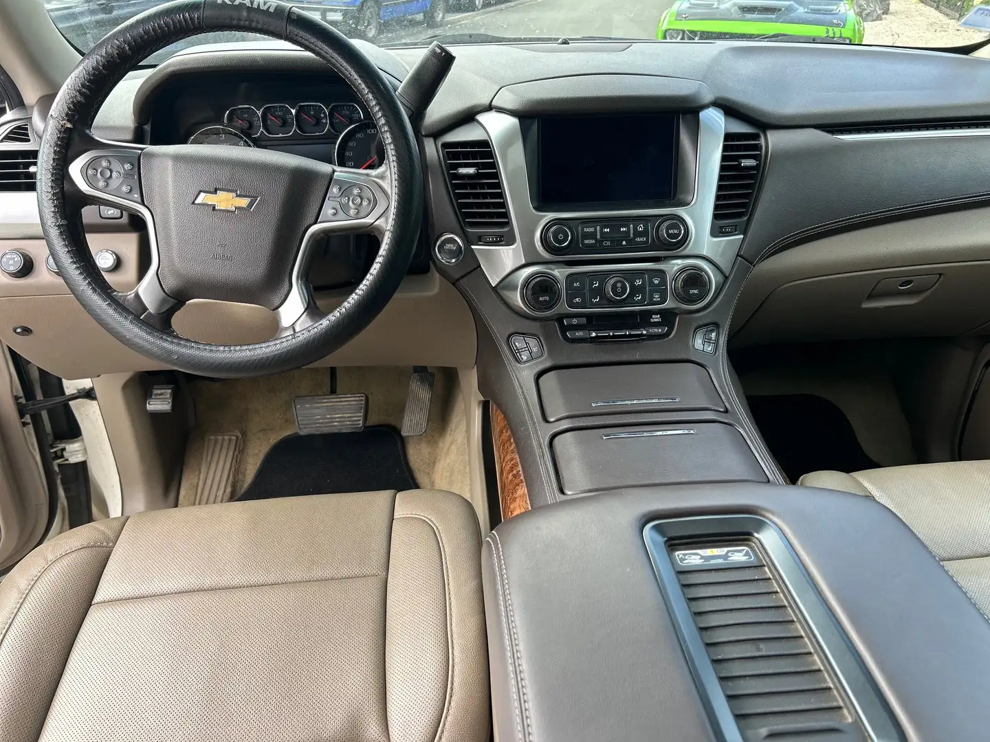 Chevrolet Suburban ltz Alb - 2