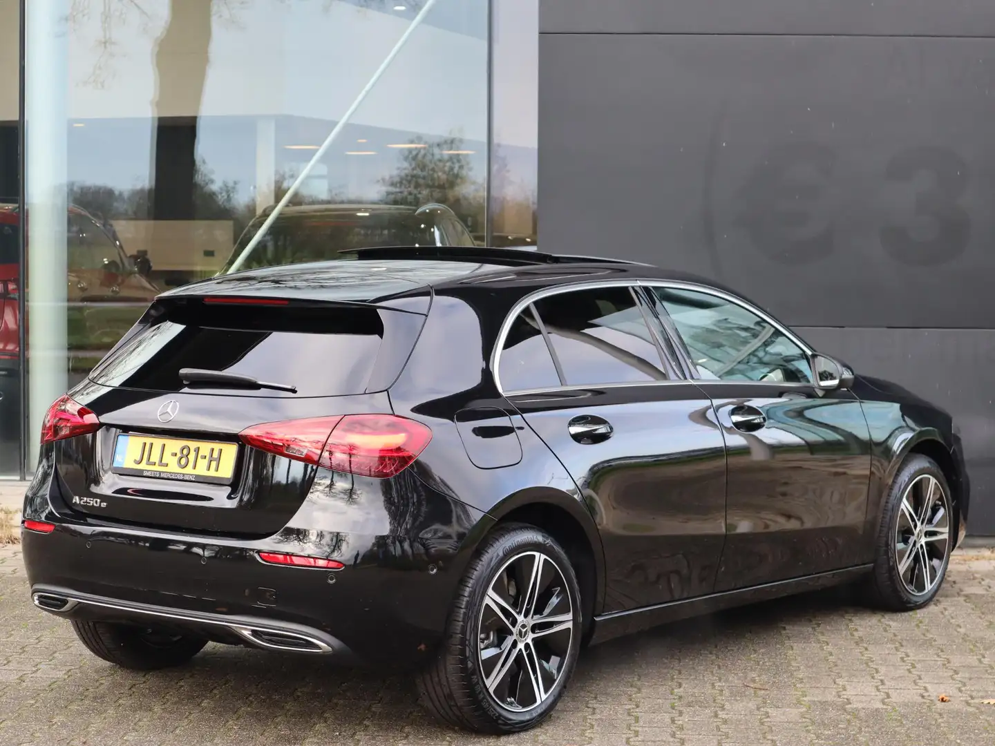 Mercedes-Benz A 250 e Luxury Line Schwarz - 2