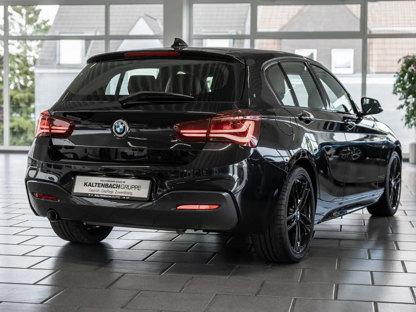 BMW 118 i M-Sportpaket LED NAVI LEDER SHZ PDC Negro - 2