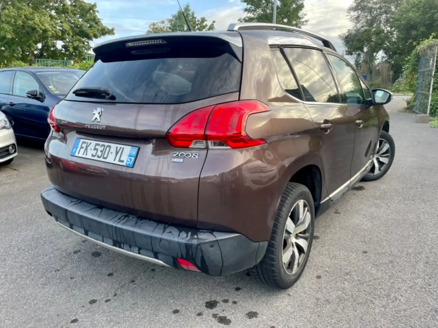 Peugeot 2008 Allure Hnědá - 2