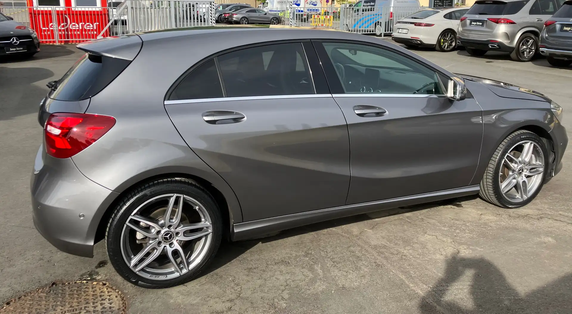 Mercedes-Benz A 180 A 180 d Austria Edition Aut. Grau - 2