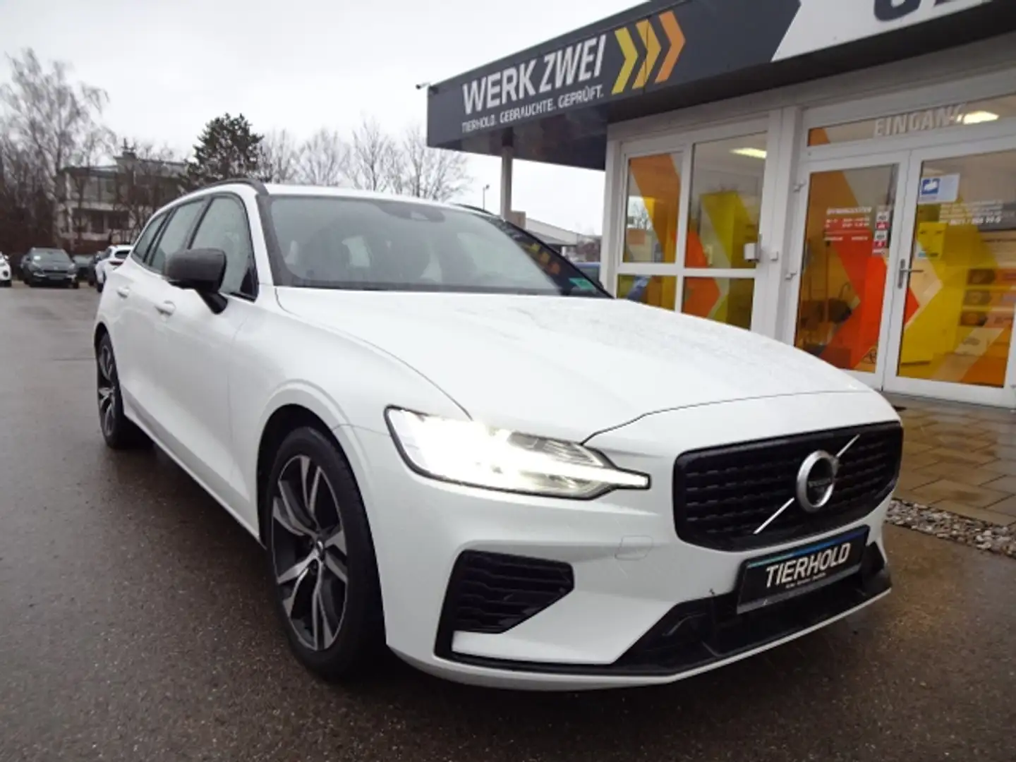 Volvo V60 T8 R Design Plug-In AWD AHK Pano ACC HUD Weiß - 2