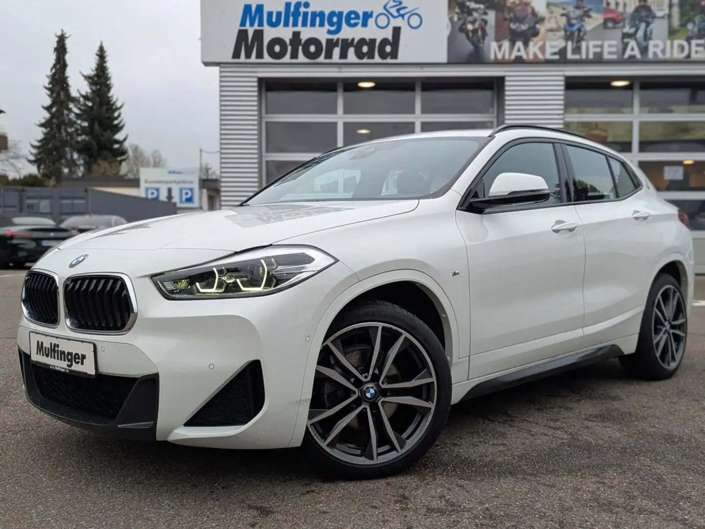 BMW X2 xDrive18d M Sport PanoDach Navi HiFi AHK 19" Weiß - 2