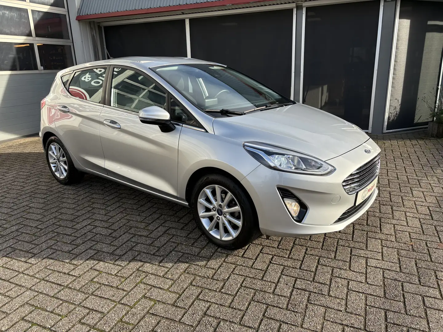 Ford Fiesta 1.0 EcoBoost Titanium Grijs - 2