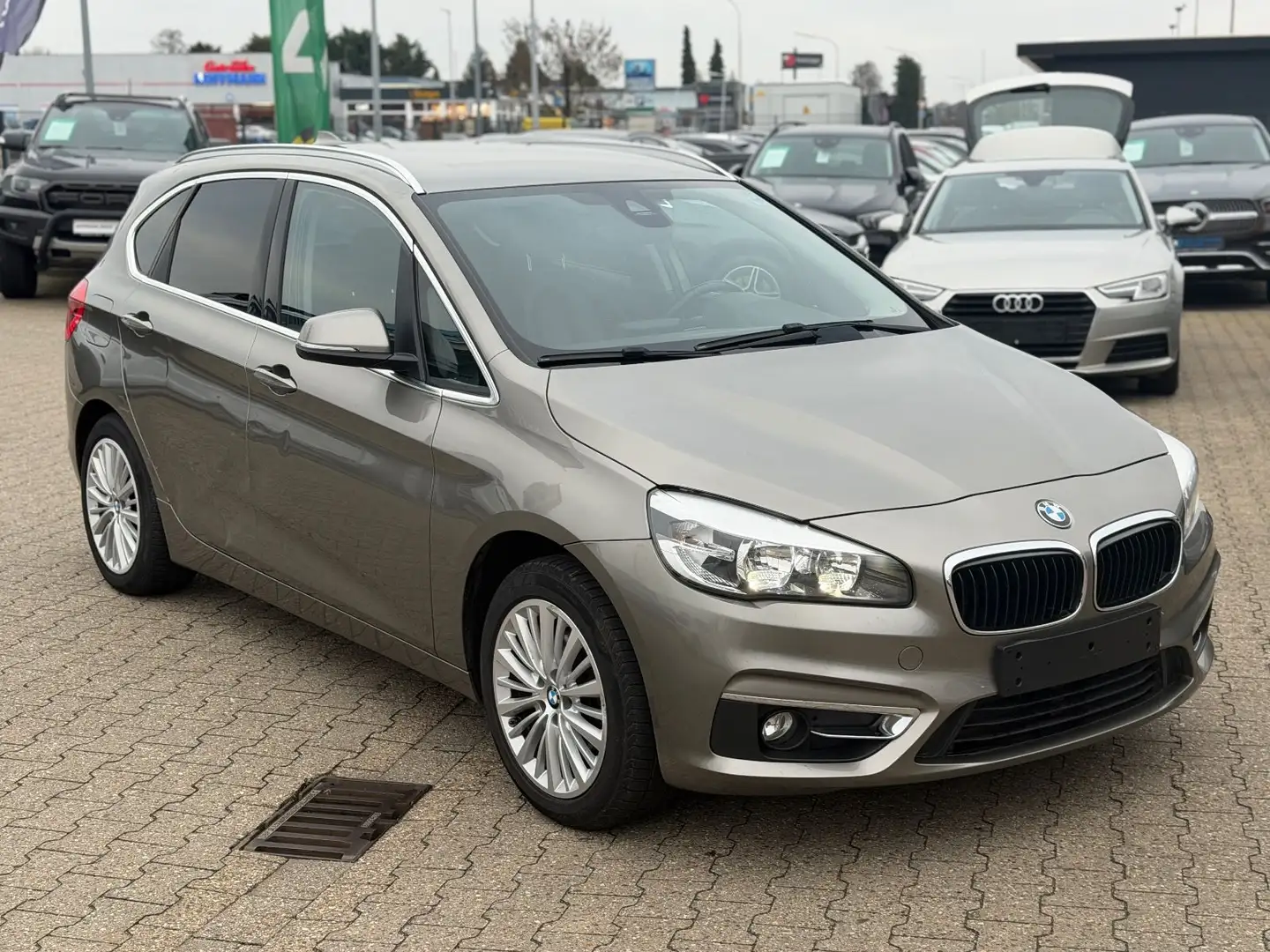 BMW 216 d Active Tourer Euro6, Klimaaut.,Leder,Navi Silber - 2