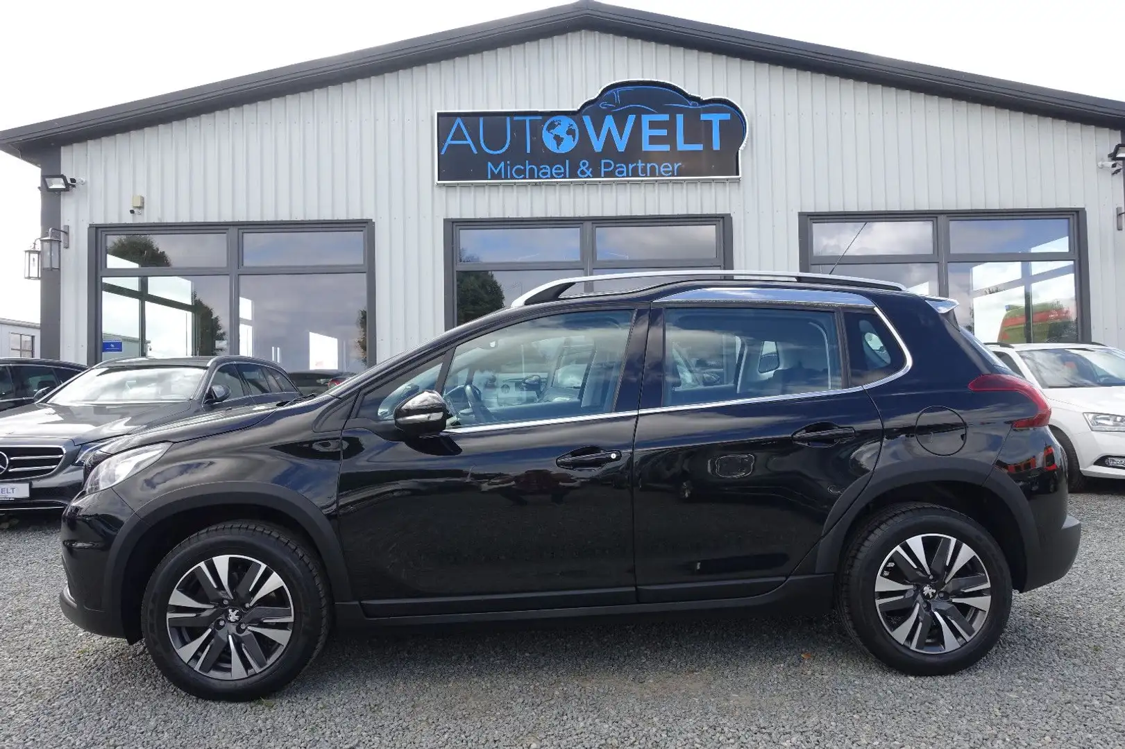 Peugeot 2008 1.2 110PS KLIMAAUT KAM APP NAVI LED TÜV NEU Schwarz - 1