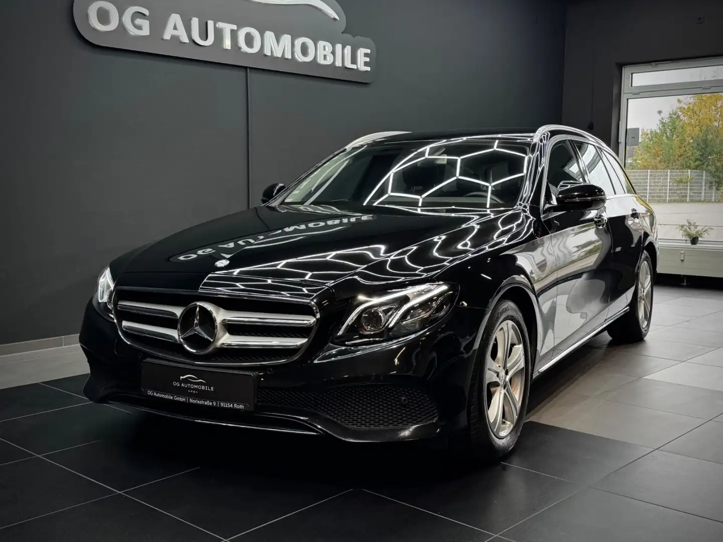 Mercedes-Benz E 200 T Avantgarde*ANHÄNGER*CAM*LED*NAVI*LEDER* Noir - 1