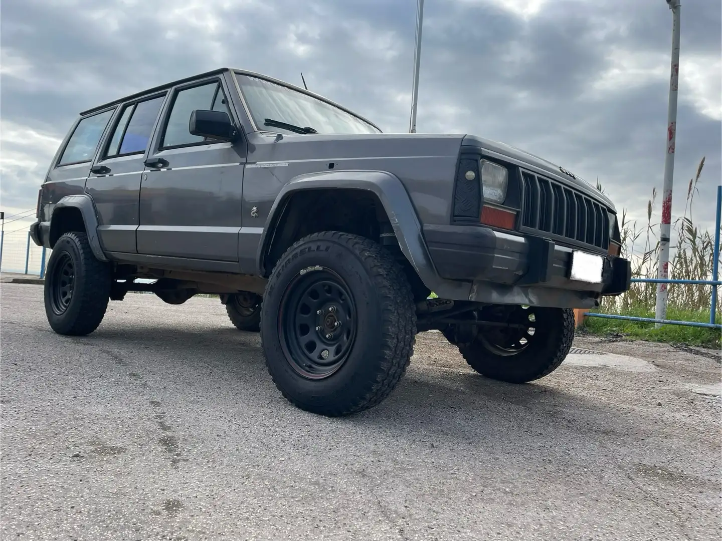 Jeep Cherokee 5p 2.1 td Chief iscritta asi !! Gancio traino Gris - 1