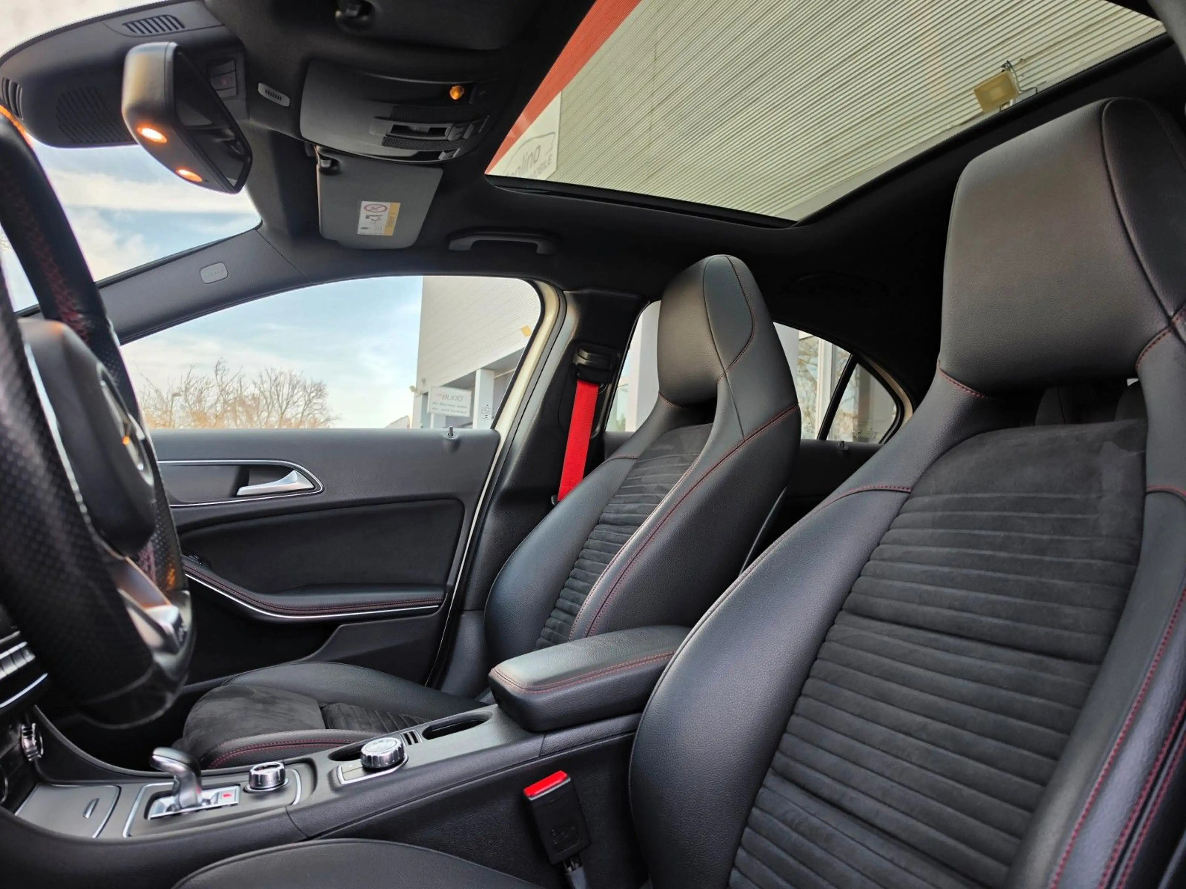Mercedes-Benz A 45 AMG 4Matic *Panorama*Garantie*8-fach* — photo 12