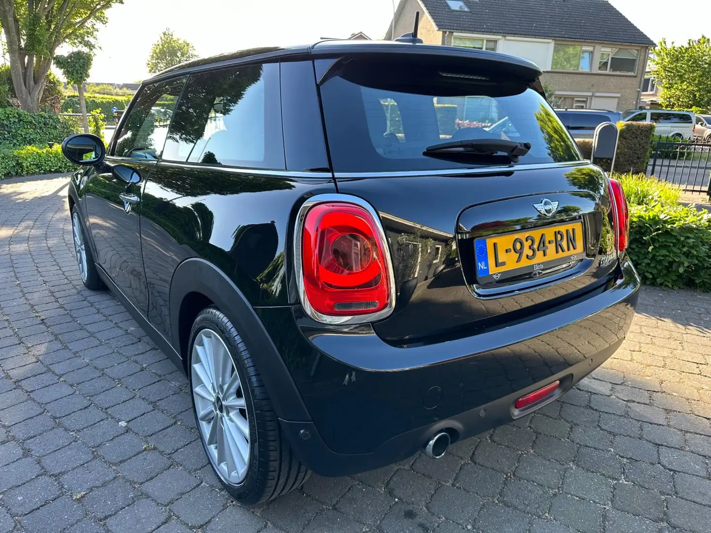 MINI Cooper 1.5 Pepper Serious Business, Automaat, Xenon Zwart - 2