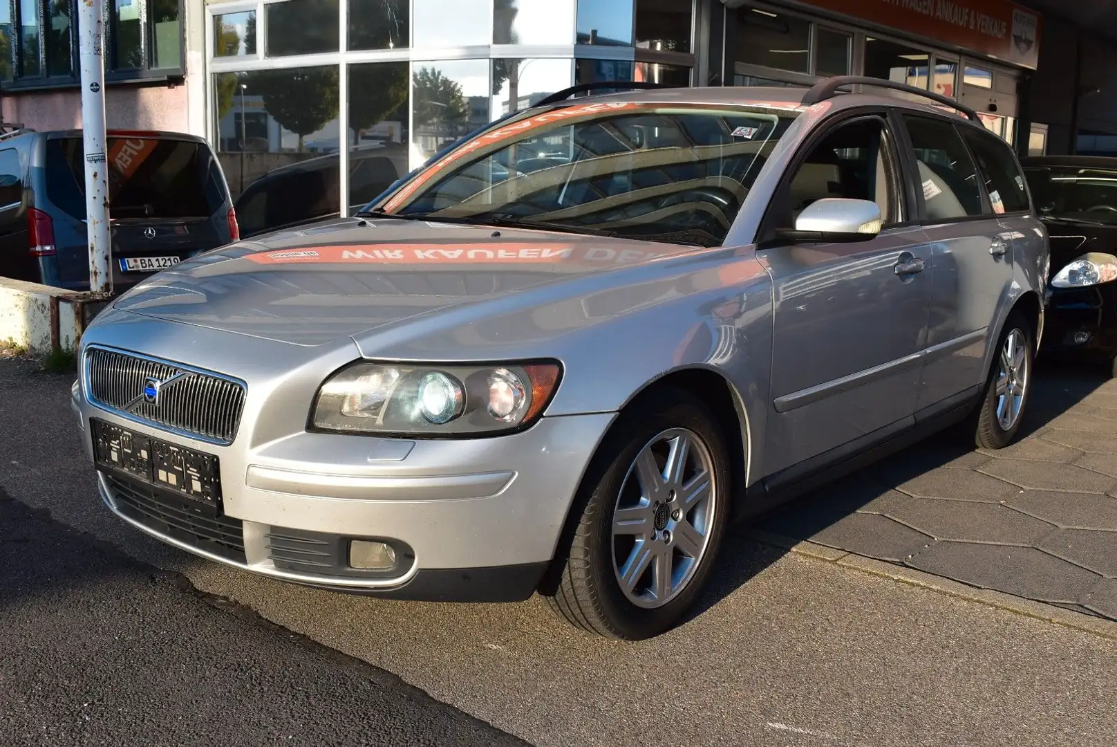 Volvo V50 Kombi 2.0 D Momentum AHK Grau - 1