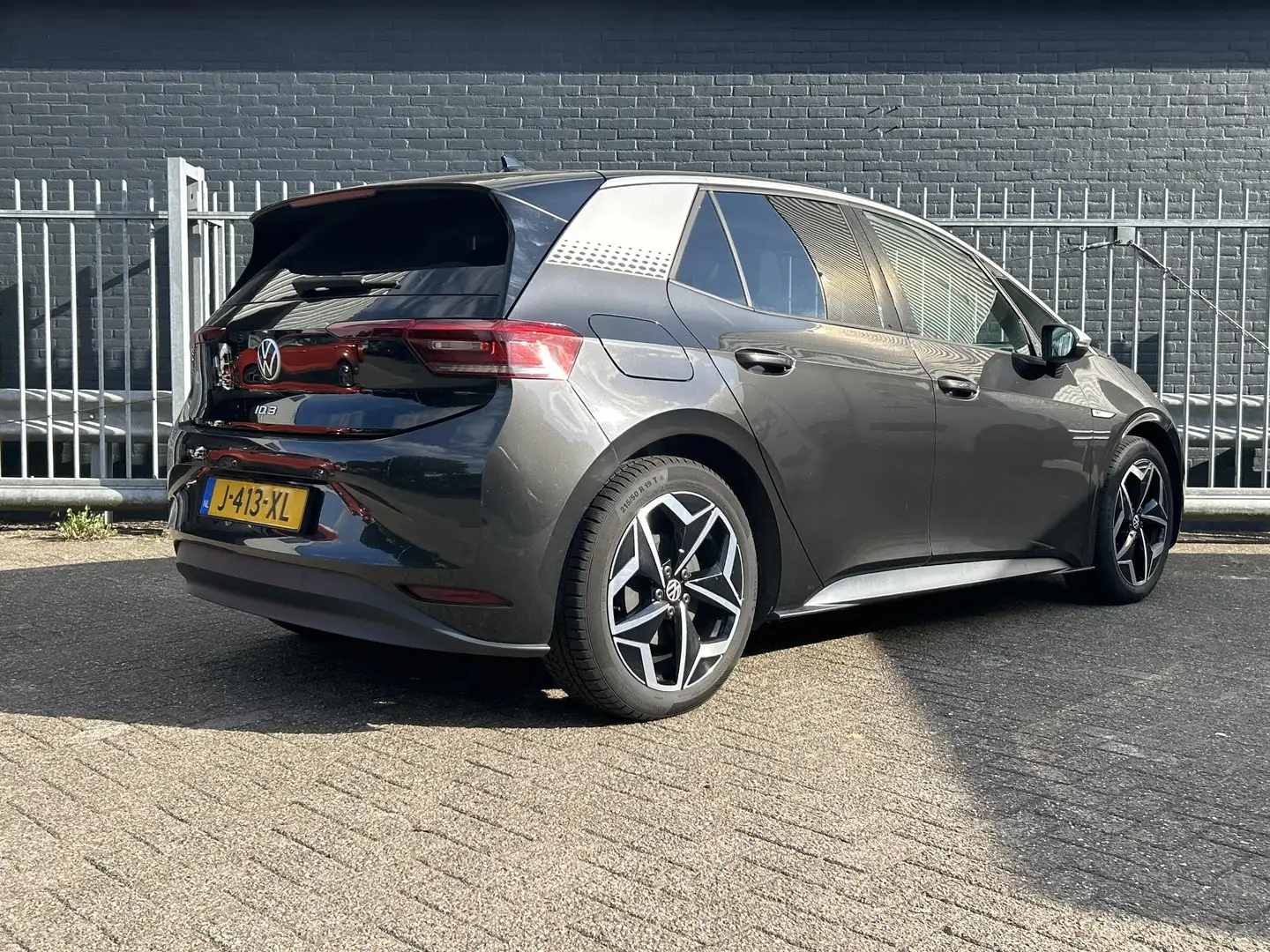 Volkswagen ID.3 First Plus 58 kWh | € 9.400,- NETTO! | Leder | Cli Grijs - 2