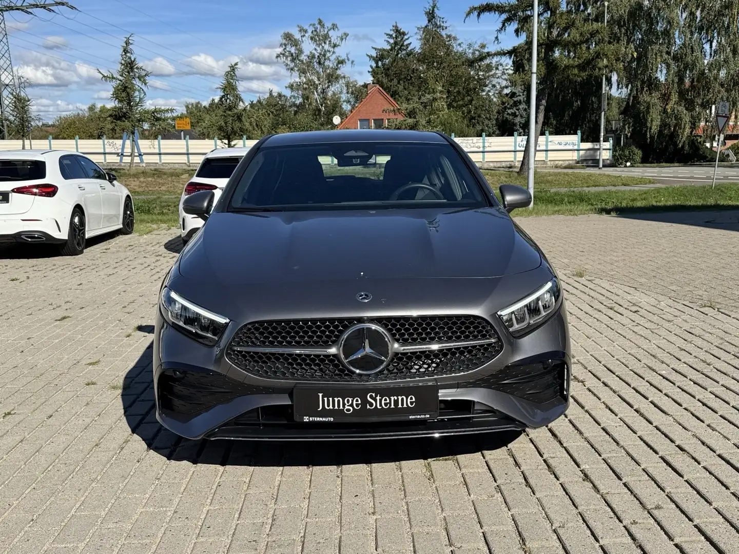 Mercedes-Benz A 200 A 200 AMG Line/Navi/Distronic/Keyless-Go/Styling Grau - 2