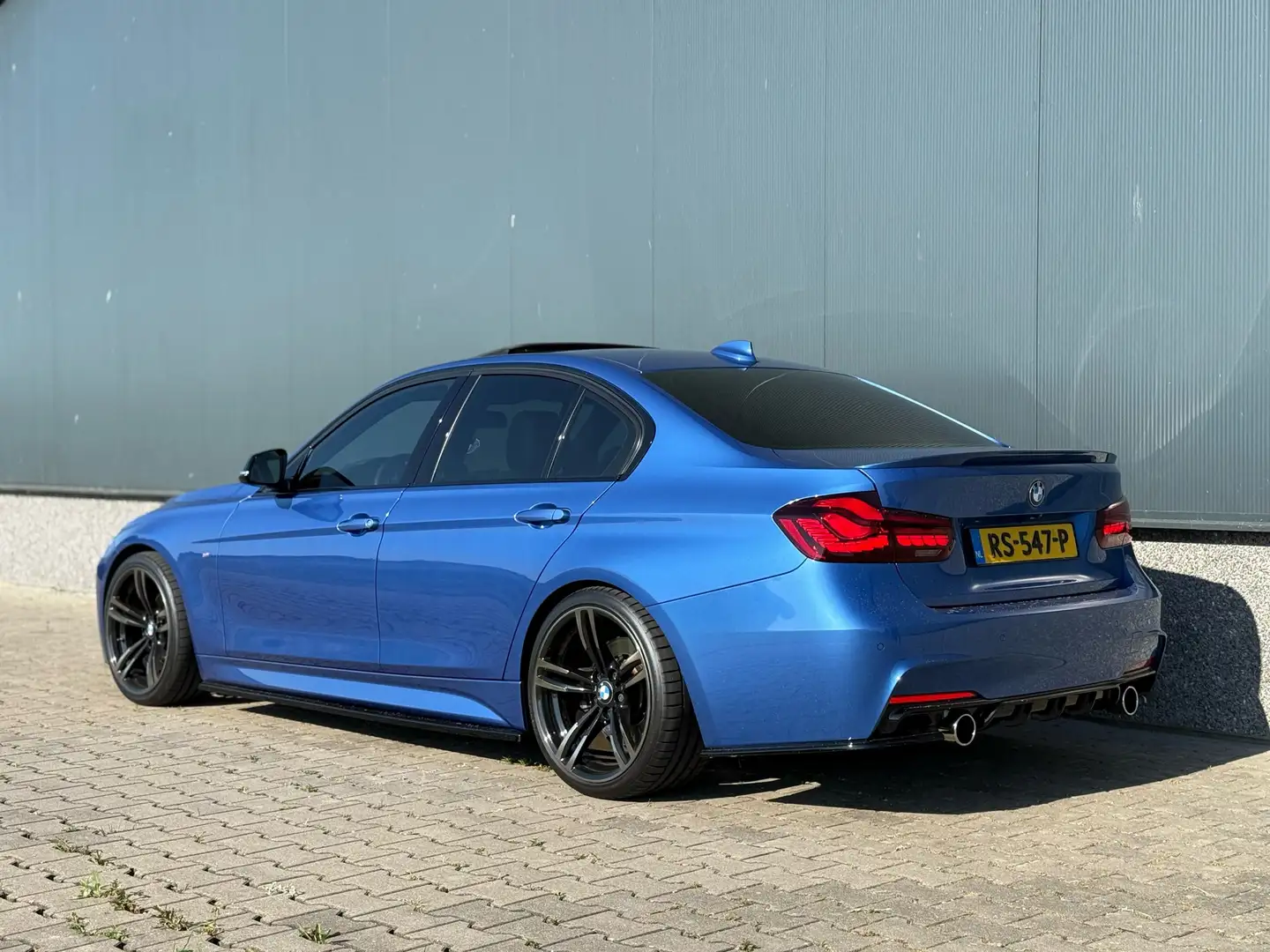 BMW 330 330d High Executive M-Sport | Estoril Blau | Euro6 Blauw - 2
